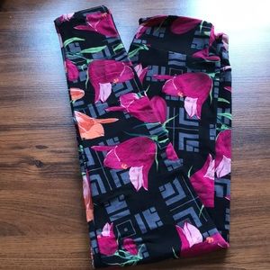 NWOT LULAROE LEGGINGS OS
